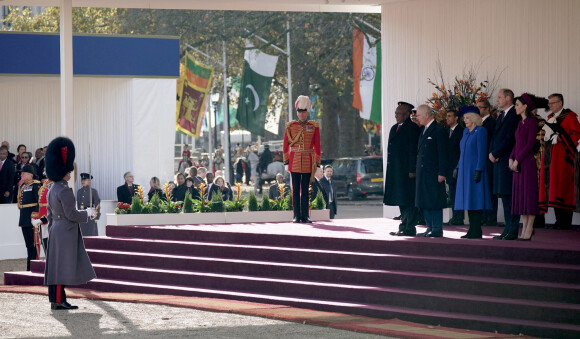 Le président de l'Afrique du Sud Cyril Ramaphosa, le roi Charles III, Camilla Parker Bowles, reine consort d'Angleterre, le prince William, prince de Galles, et Catherine (Kate) Middleton, princesse de Galles - La famille royale du Royaume Uni lors de la cérémonie d'accueil du président de l'Afrique du Sud, en visite d'état à Londres, Royaume Uni, le 22 novembre 2022. 