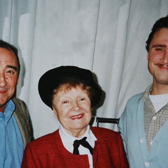 Claude Brasseur avec sa mère Odette Joyeux et son fils Alexandre Brasseur en Janvier 2000 au Théâtre à Paris. © Denis Guignebourg / BestImage.