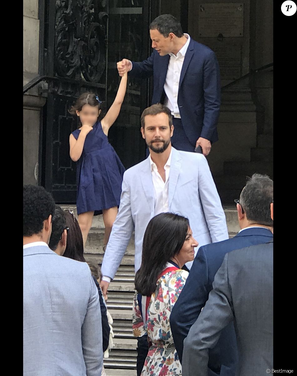 Exclusif - Marc-Olivier Fogiel avec son mari François Roelants et leurs filles Lily et Mila, Anne Hidalgo - Bruno Julliard (Premier Adjoint à la Maire de Paris chargé de la culture, du patrimoine, des métiers d'art, des relations avec les arrondissements et de la nuit) s'est marié avec Paul Le Goff à la mairie du 10ème arrondissement de Paris le 8 juillet 2017.