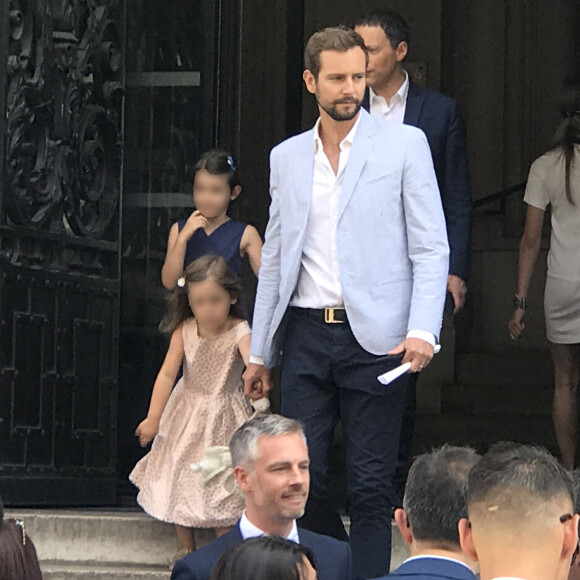 Exclusif - Marc-Olivier Fogiel avec son mari François Roelants et leurs filles Lily et Mila, Anne Hidalgo - Bruno Julliard (Premier Adjoint à la Maire de Paris chargé de la culture, du patrimoine, des métiers d'art, des relations avec les arrondissements et de la nuit) s'est marié avec Paul Le Goff à la mairie du 10ème arrondissement de Paris le 8 juillet 2017.
