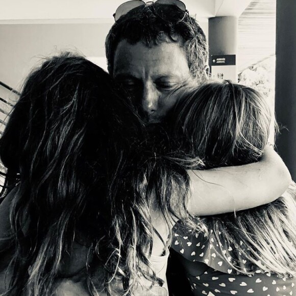 Marc-Olivier Fogiel avec ses filles Mila et Lily. Instagram, le 17 août 2019.