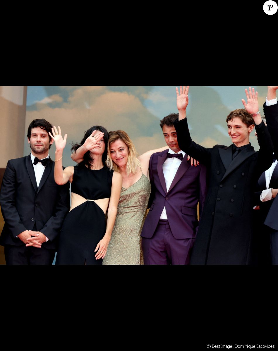 Baptiste Carrion-Weiss, Valeria Bruni Tedeschi, Suzanne Lindon, Sofiane Bennacer, Vassili Schneider - Montée des marches du film " Les Amandiers " lors du 75ème Festival International du Film de Cannes. Le 22 mai 2022 © Dominique Jacovides / Bestimage