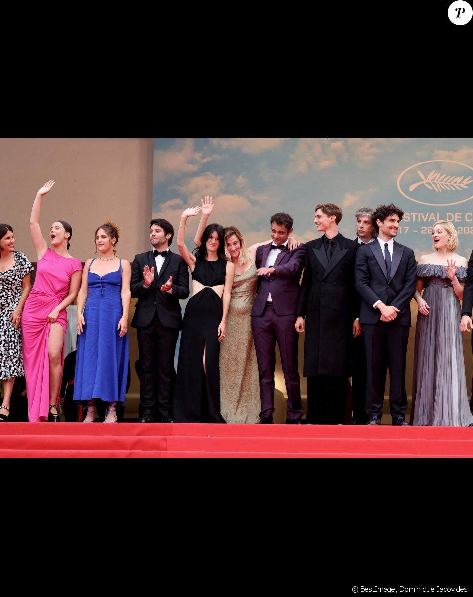 Sarah Henochsberg, Baptiste Carrion-Weiss, Valeria Bruni Tedeschi, Suzanne Lindon, Sofiane Bennacer, Vassili Schneider, Louis Garrel, Nadia Tereszkiewcz, Micha Lescot, Clara Bretheau, Lena Garrel - Montée des marches du film " Les Amandiers " lors du 75ème Festival International du Film de Cannes. Le 22 mai 2022 © Dominique Jacovides / Bestimage