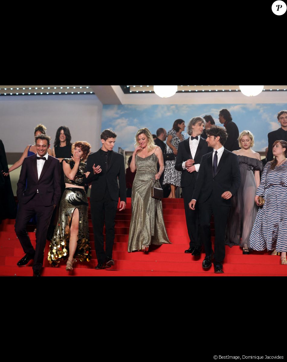 Sarah Henochsberg, Suzanne Lindon, Sofiane Bennacer, Clara Bretheau, Noham Edje, Valeria Bruni-Tedeschi, Micha Lescot, Louis Garrel, Nadia Tereszkiewcz, Liv Henneguier - Descente des marches du film "Les Amandiers (Forever Young)" lors du 75ème Festival International du Film de Cannes, le 22 mai 2022/ © Dominique Jacovides / Bestimage