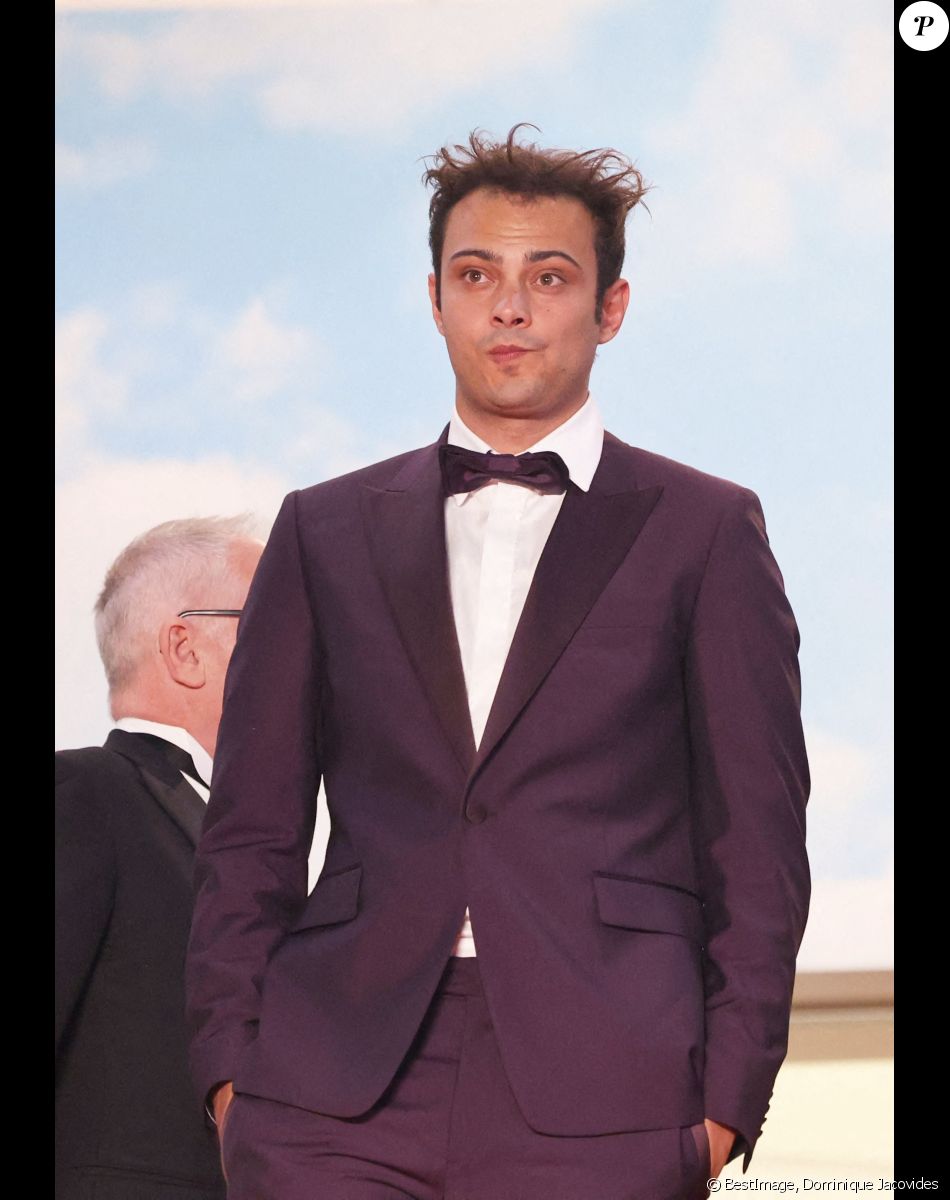 Sofiane Bennacer - Descente des marches du film "Les Amandiers (Forever Young)" lors du 75ème Festival International du Film de Cannes, le 22 mai 2022/ © Dominique Jacovides / Bestimage