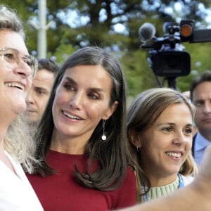 La reine Letizia d'Espagne à son arrivée à la session sur la santé mentale et le monde du travail à Barcelone, le 23 novembre 2022