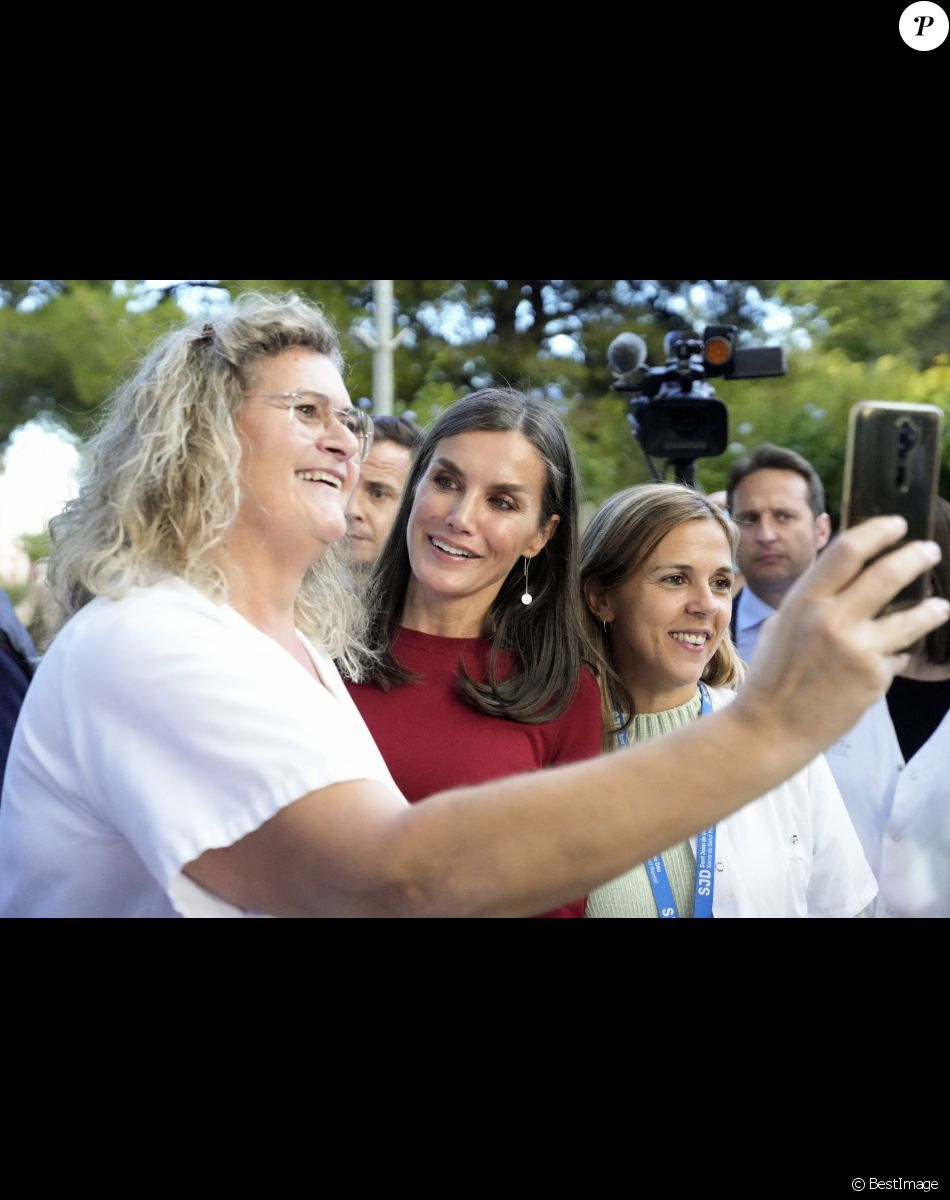 La reine Letizia d'Espagne à son arrivée à la session sur la santé mentale et le monde du travail à Barcelone, le 23 novembre 2022