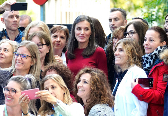 La reine Letizia d'Espagne à son arrivée à la session sur la santé mentale et le monde du travail à Barcelone, le 23 novembre 2022
