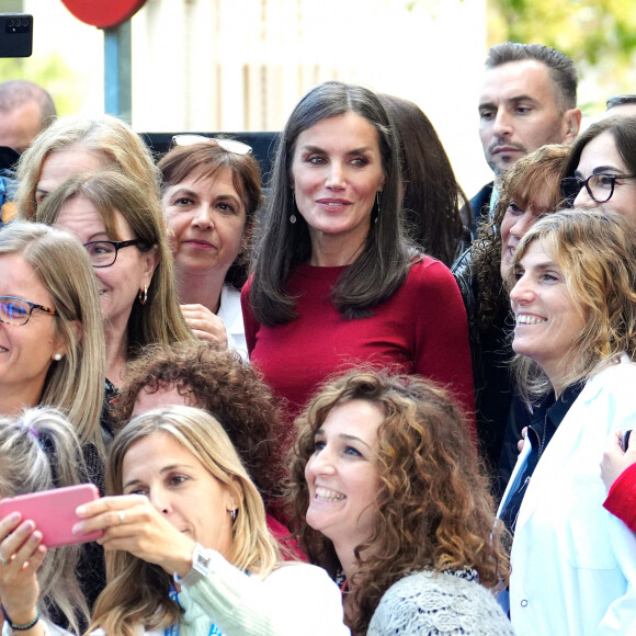 La reine Letizia d'Espagne à son arrivée à la session sur la santé mentale et le monde du travail à Barcelone, le 23 novembre 2022