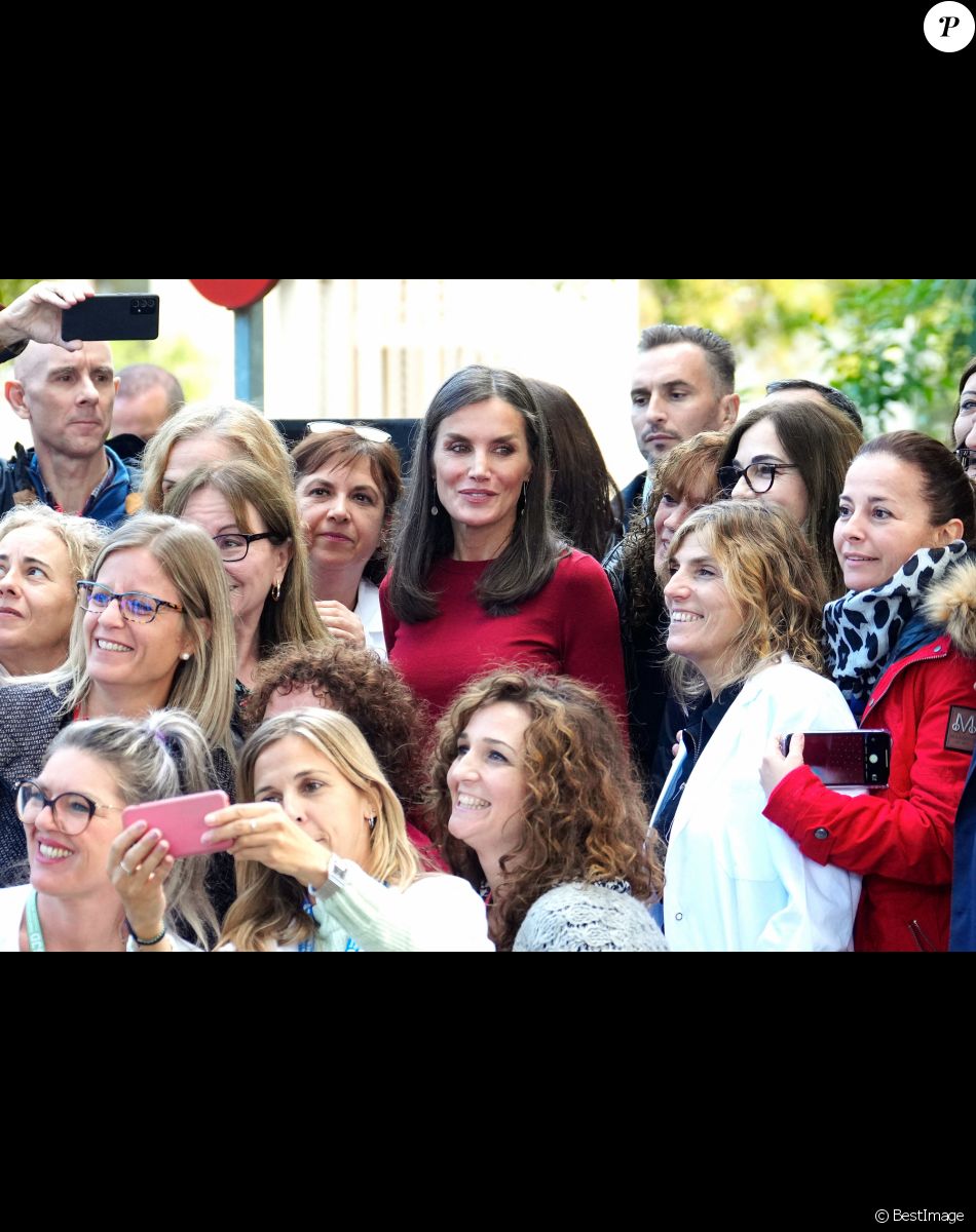 La reine Letizia d'Espagne à son arrivée à la session sur la santé mentale et le monde du travail à Barcelone, le 23 novembre 2022