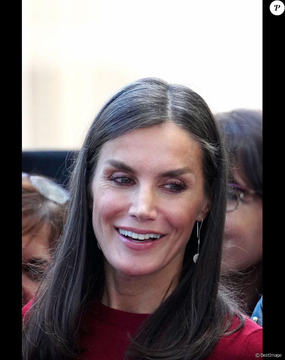 La reine Letizia d'Espagne à son arrivée à la session sur la santé mentale et le monde du travail à Barcelone, le 23 novembre 2022