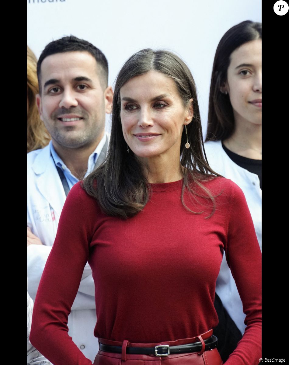 La reine Letizia d'Espagne à son arrivée à la session sur la santé mentale et le monde du travail à Barcelone, le 23 novembre 2022