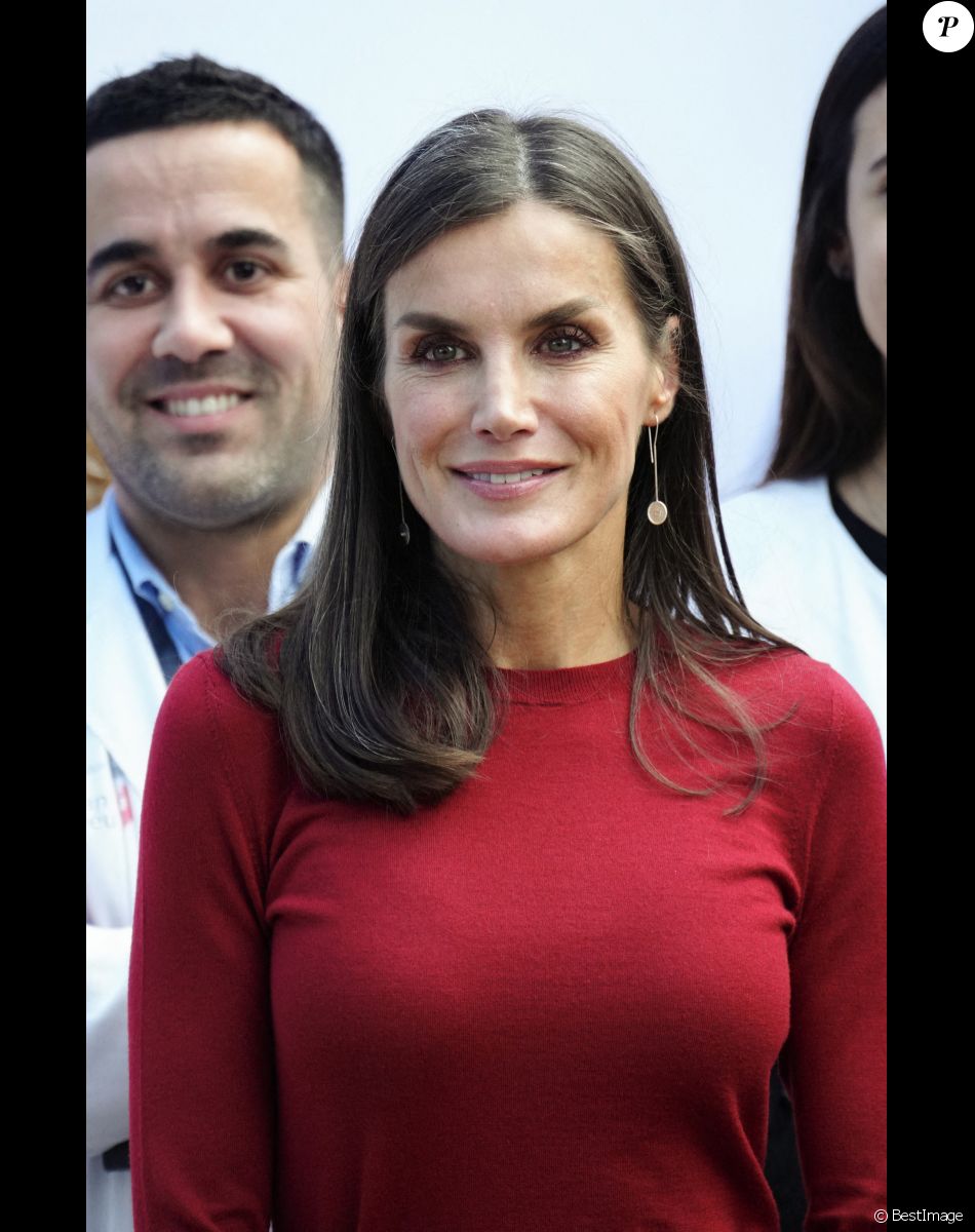 La reine Letizia d'Espagne à son arrivée à la session sur la santé mentale et le monde du travail à Barcelone, le 23 novembre 2022