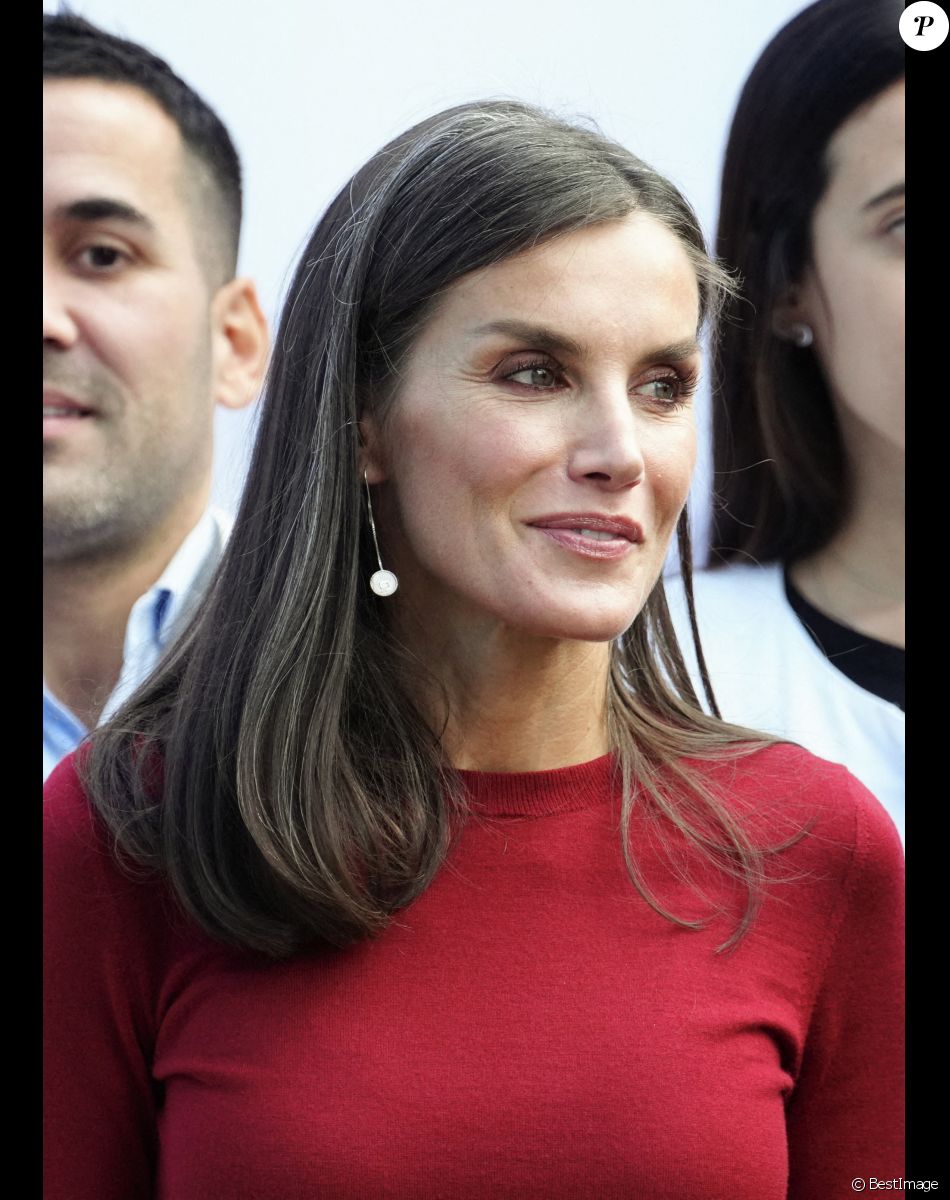 La reine Letizia d'Espagne à son arrivée à la session sur la santé mentale et le monde du travail à Barcelone, le 23 novembre 2022
