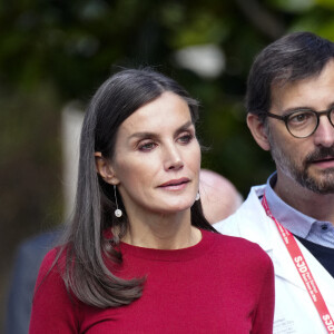 La reine Letizia d'Espagne à son arrivée à la session sur la santé mentale et le monde du travail à Barcelone, le 23 novembre 2022