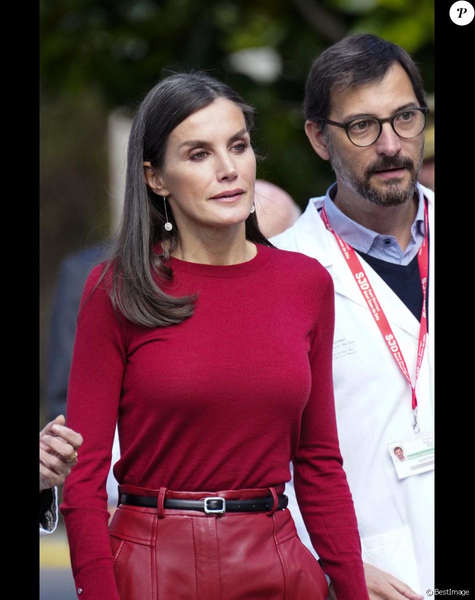 La reine Letizia d'Espagne à son arrivée à la session sur la santé mentale et le monde du travail à Barcelone, le 23 novembre 2022