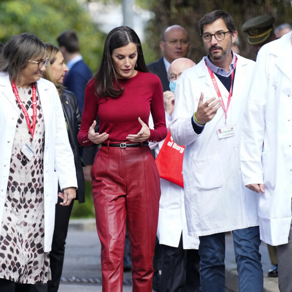 La reine Letizia d'Espagne à son arrivée à la session sur la santé mentale et le monde du travail à Barcelone, le 23 novembre 2022