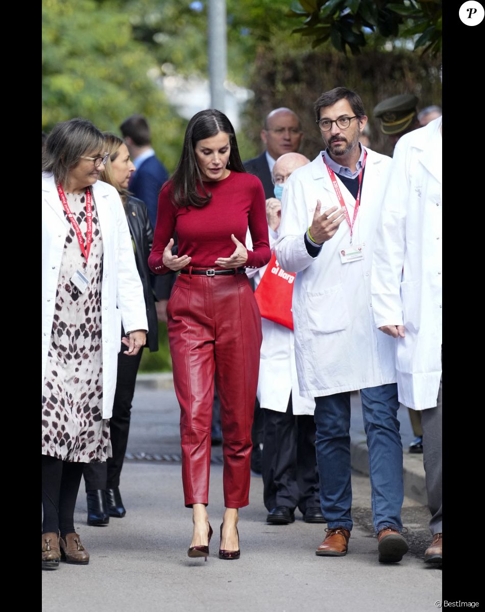 La reine Letizia d'Espagne à son arrivée à la session sur la santé mentale et le monde du travail à Barcelone, le 23 novembre 2022