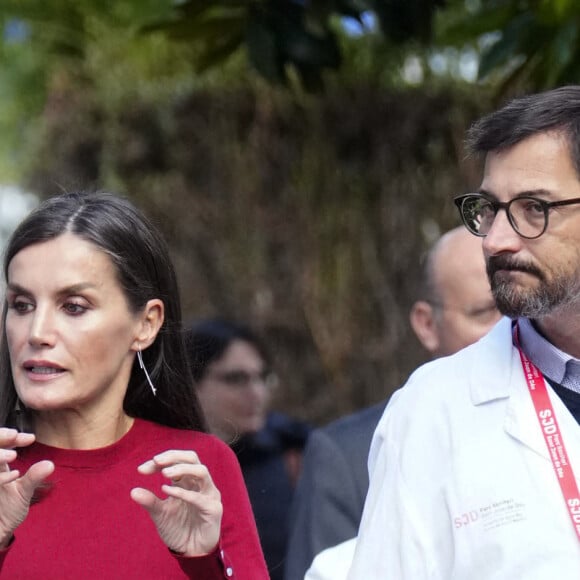 La reine Letizia d'Espagne à son arrivée à la session sur la santé mentale et le monde du travail à Barcelone, le 23 novembre 2022