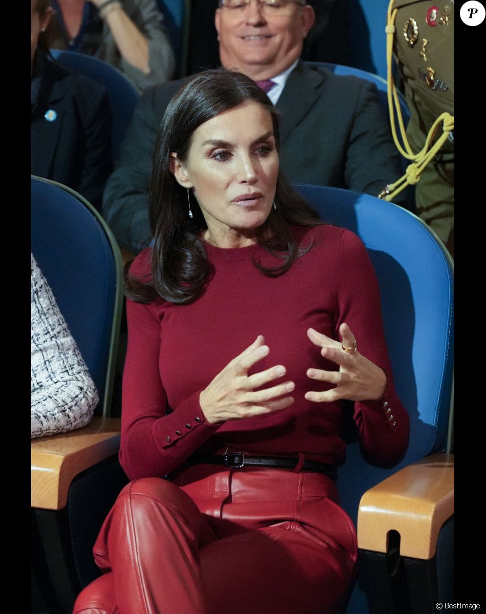 La reine Letizia d'Espagne à son arrivée à la session sur la santé mentale et le monde du travail à Barcelone, le 23 novembre 2022