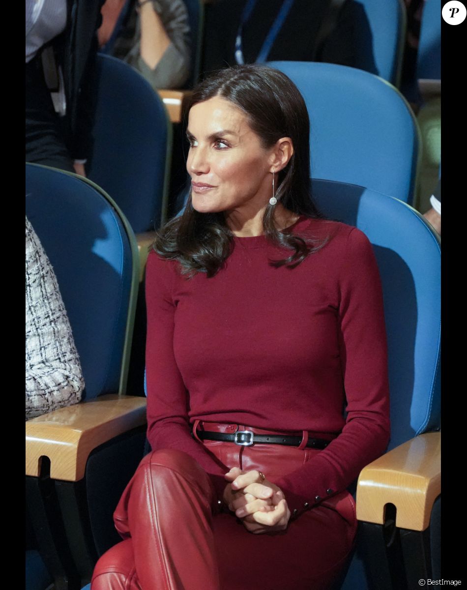 La reine Letizia d'Espagne à son arrivée à la session sur la santé mentale et le monde du travail à Barcelone, le 23 novembre 2022