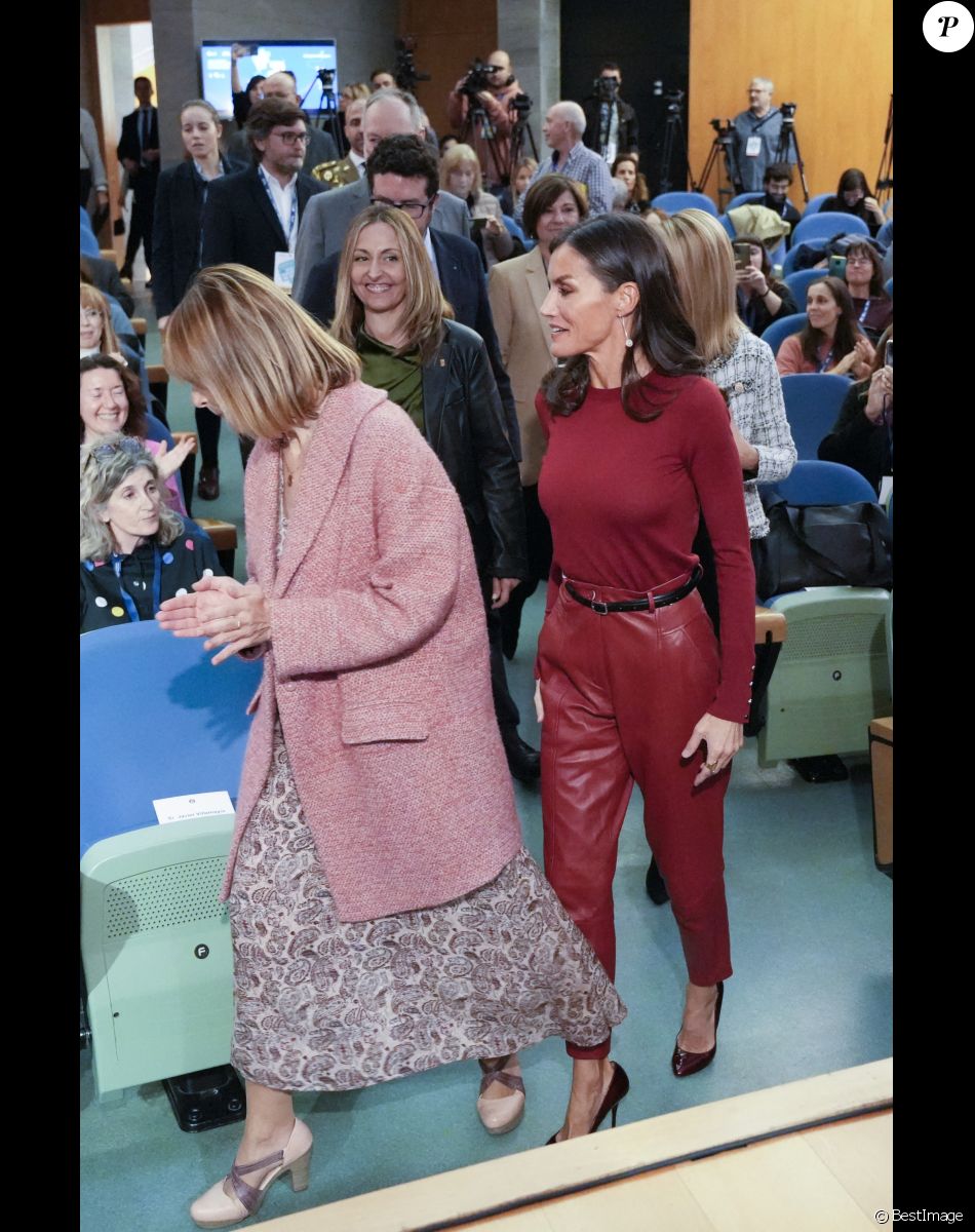 La reine Letizia d'Espagne à son arrivée à la session sur la santé mentale et le monde du travail à Barcelone, le 23 novembre 2022
