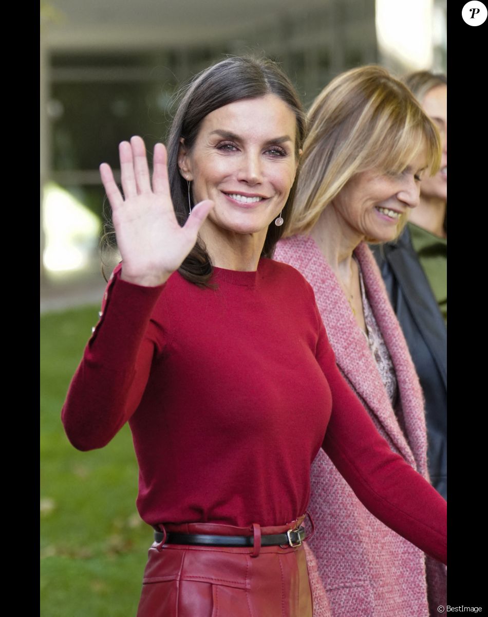 La reine Letizia d'Espagne à son arrivée à la session sur la santé mentale et le monde du travail à Barcelone, le 23 novembre 2022.