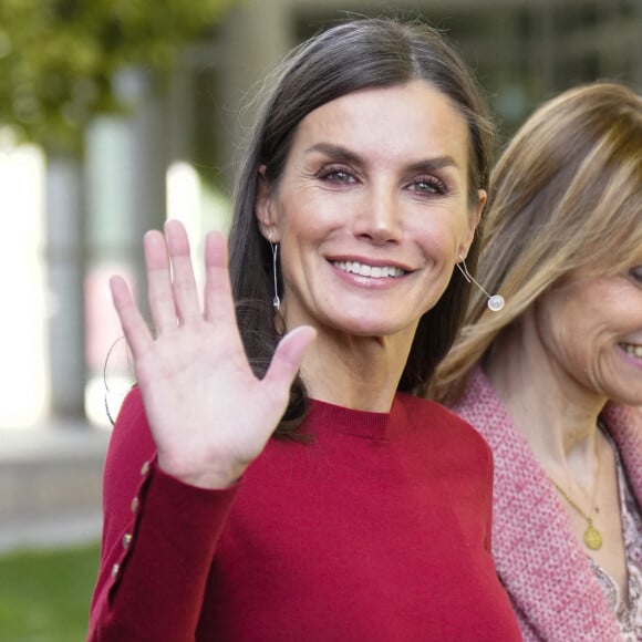 La reine Letizia d'Espagne à son arrivée à la session sur la santé mentale et le monde du travail à Barcelone.