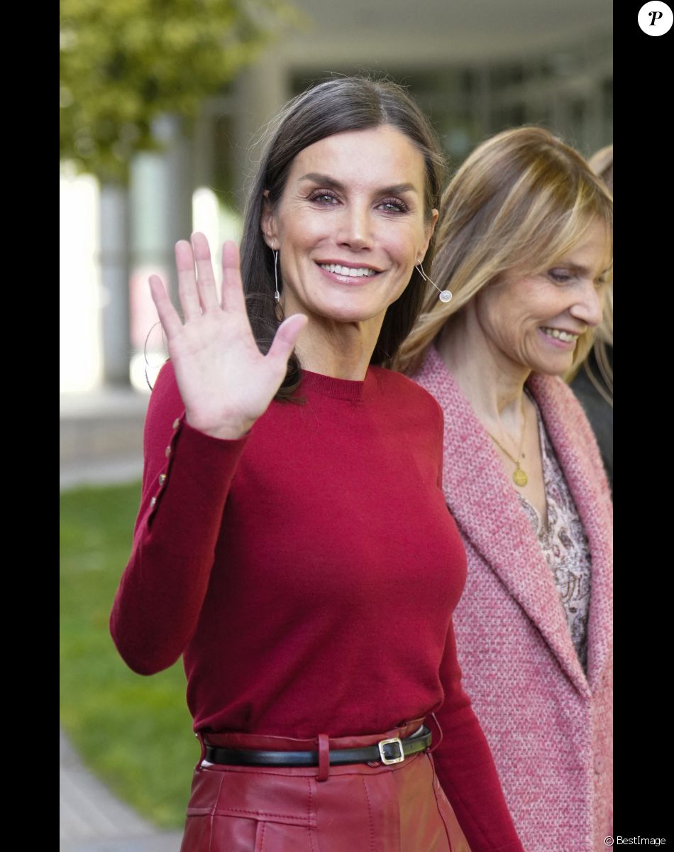 La reine Letizia d'Espagne à son arrivée à la session sur la santé mentale et le monde du travail à Barcelone.