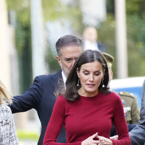 La reine Letizia d'Espagne à son arrivée à la session sur la santé mentale et le monde du travail à Barcelone, le 23 novembre 2022