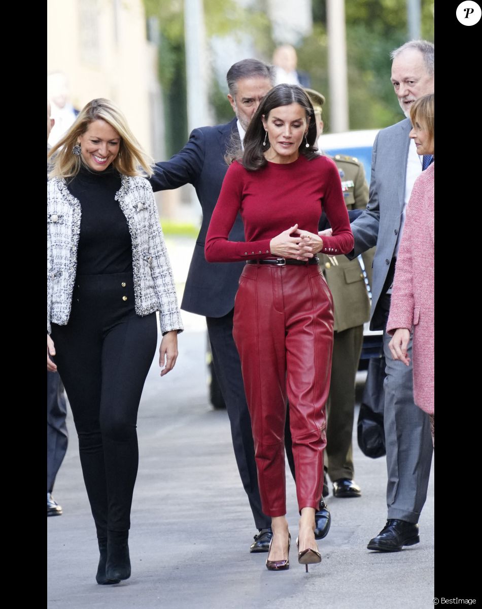 La reine Letizia d'Espagne à son arrivée à la session sur la santé mentale et le monde du travail à Barcelone, le 23 novembre 2022
