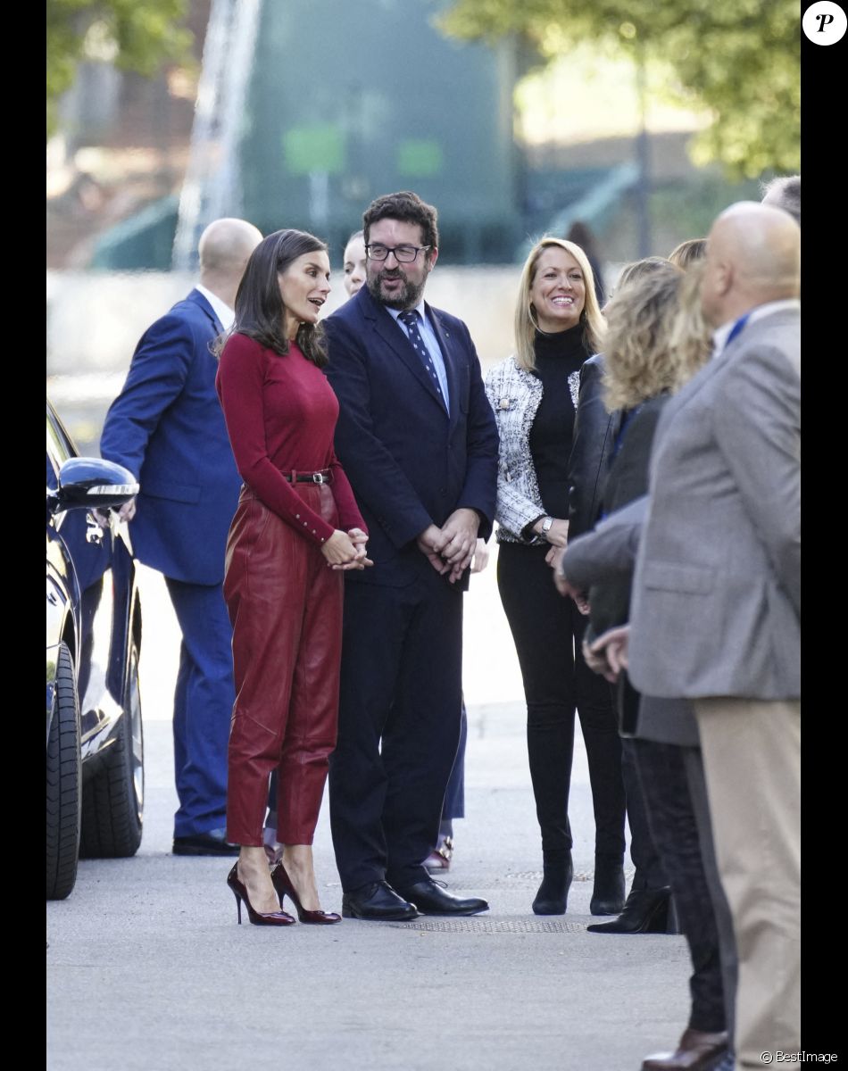 La reine Letizia d'Espagne à son arrivée à la session sur la santé mentale et le monde du travail à Barcelone, le 23 novembre 2022