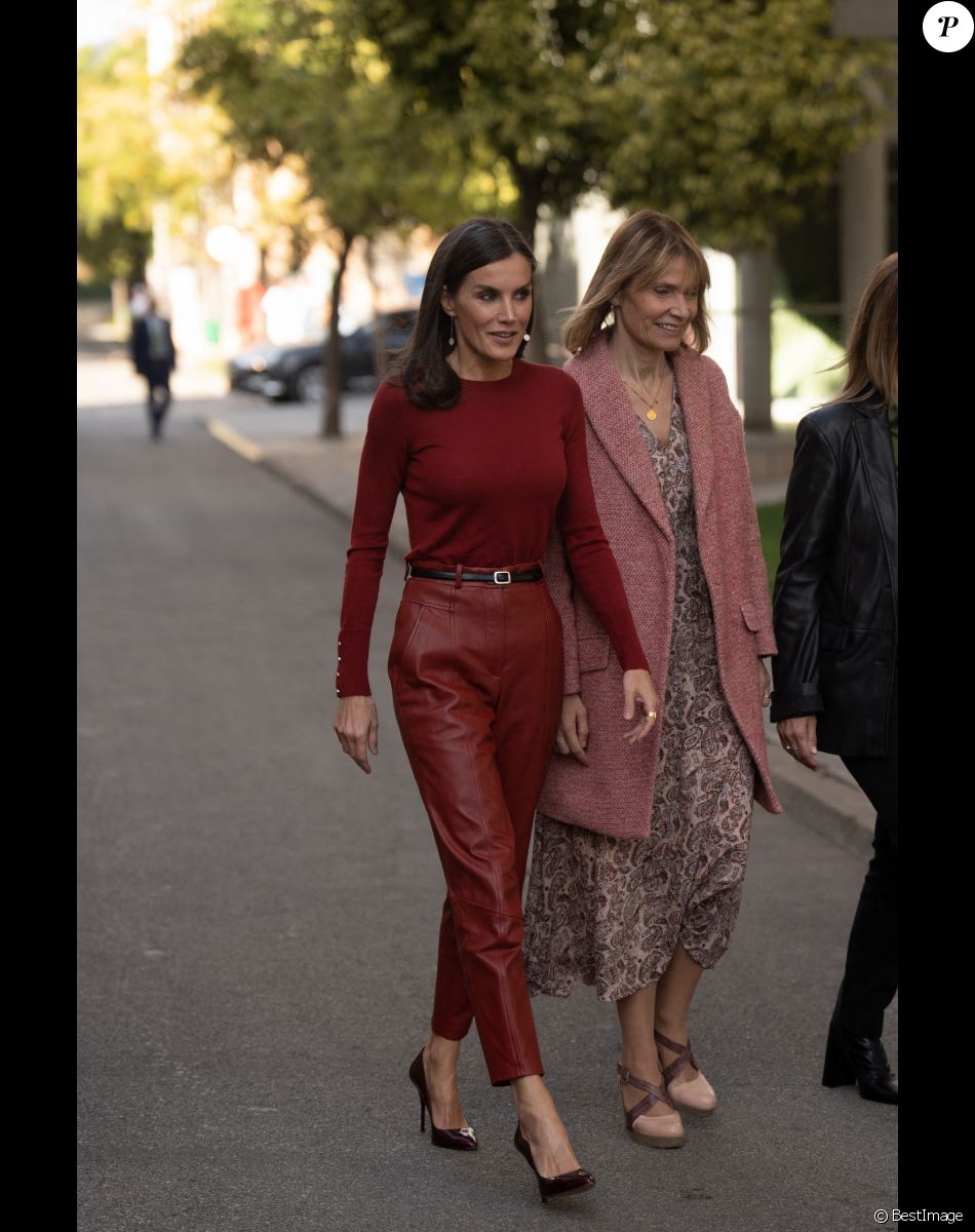 La reine Letizia d'Espagne à son arrivée à la session sur la santé mentale et le monde du travail à Barcelone, le 23 novembre 2022