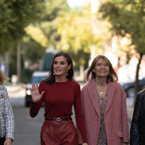 La reine Letizia d'Espagne à son arrivée à la session sur la santé mentale et le monde du travail à Barcelone, le 23 novembre 2022