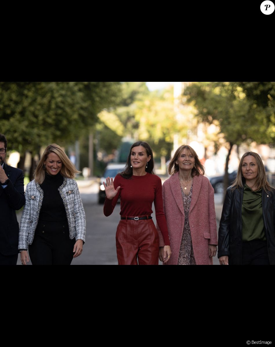 La reine Letizia d'Espagne à son arrivée à la session sur la santé mentale et le monde du travail à Barcelone, le 23 novembre 2022