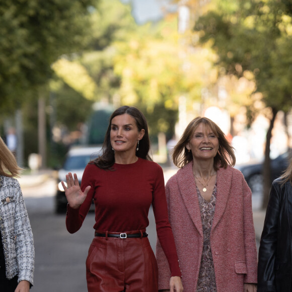 La reine Letizia d'Espagne à son arrivée à la session sur la santé mentale et le monde du travail à Barcelone, le 23 novembre 2022