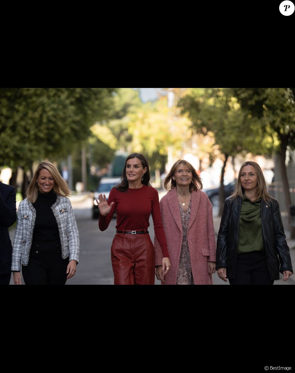 La reine Letizia d'Espagne à son arrivée à la session sur la santé mentale et le monde du travail à Barcelone, le 23 novembre 2022