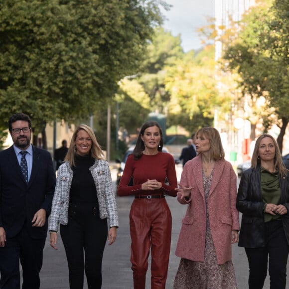 La reine Letizia d'Espagne à son arrivée à la session sur la santé mentale et le monde du travail à Barcelone, le 23 novembre 2022