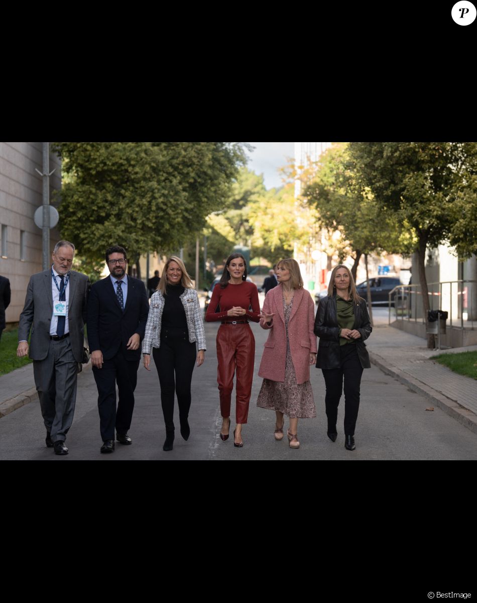 La reine Letizia d'Espagne à son arrivée à la session sur la santé mentale et le monde du travail à Barcelone, le 23 novembre 2022