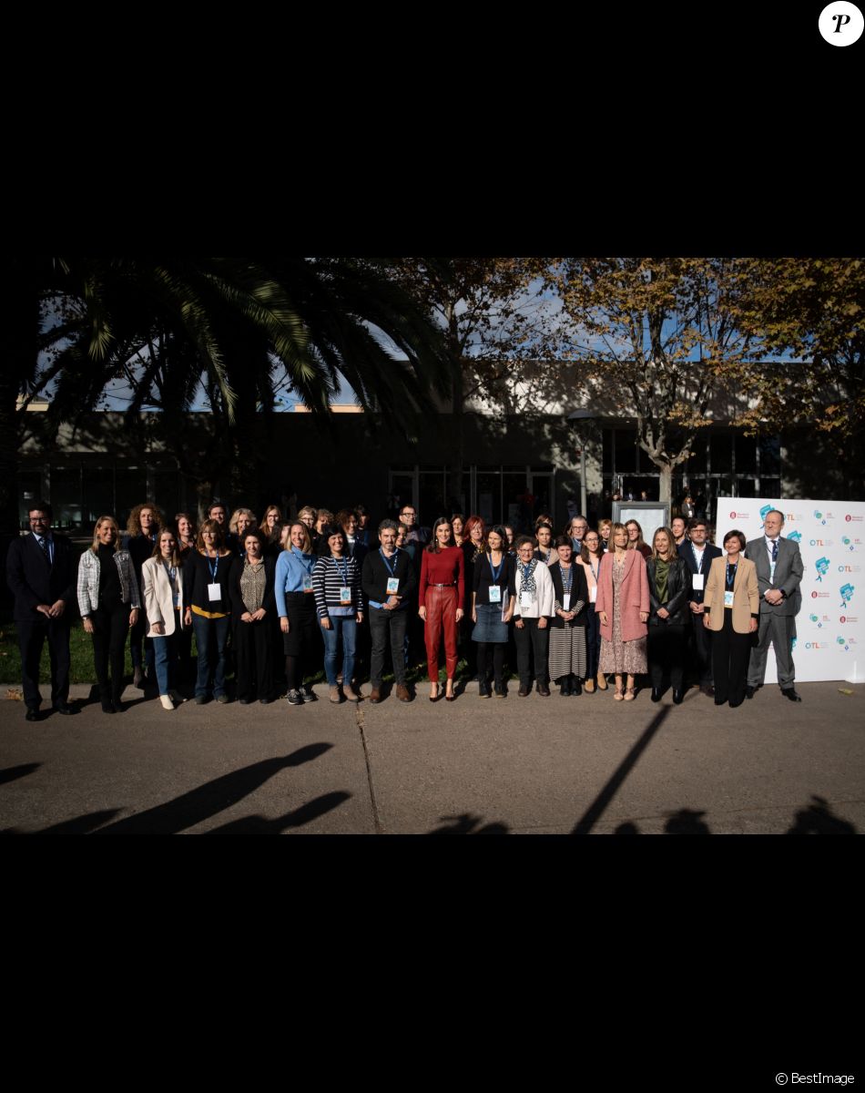 La reine Letizia d'Espagne à son arrivée à la session sur la santé mentale et le monde du travail à Barcelone, le 23 novembre 2022