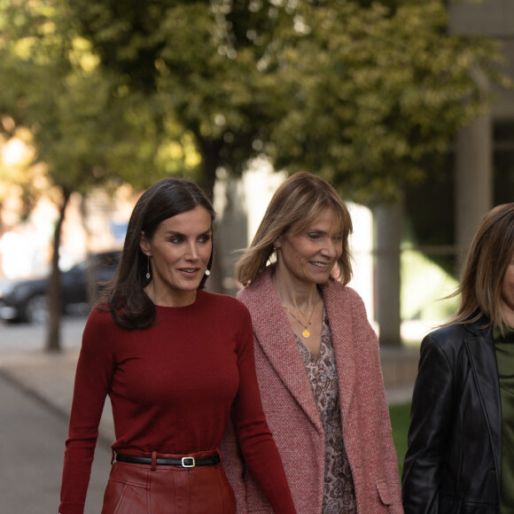 La reine Letizia d'Espagne à son arrivée à la session sur la santé mentale et le monde du travail à Barcelone, le 23 novembre 2022