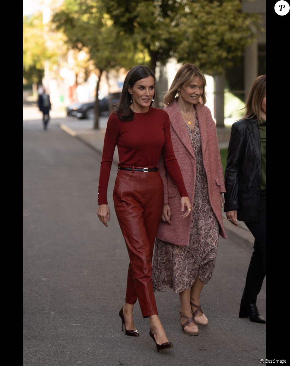 La reine Letizia d'Espagne à son arrivée à la session sur la santé mentale et le monde du travail à Barcelone, le 23 novembre 2022