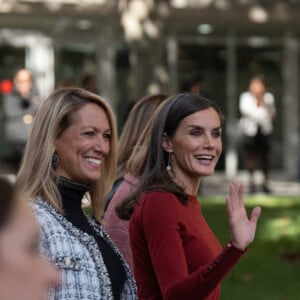 La reine Letizia d'Espagne à son arrivée à la session sur la santé mentale et le monde du travail à Barcelone, le 23 novembre 2022