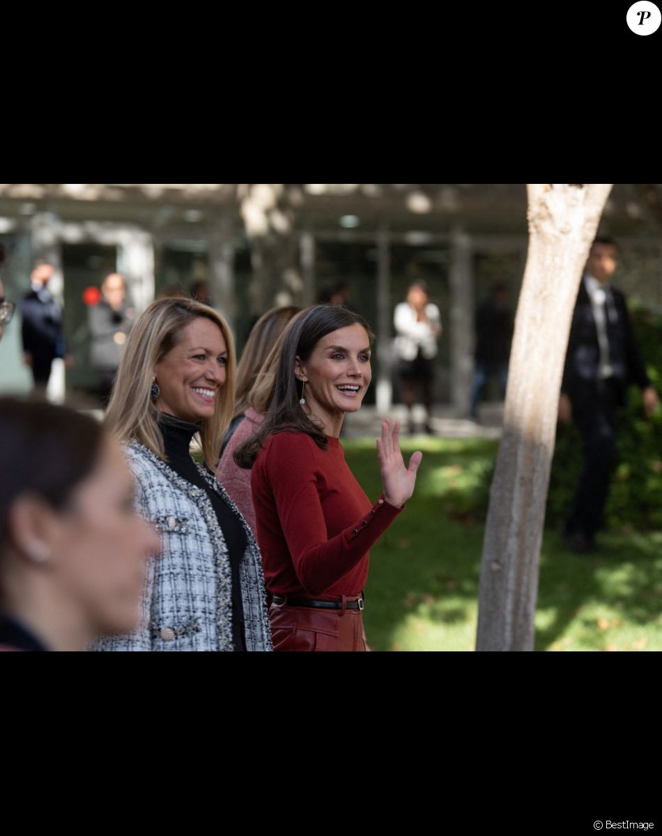 La reine Letizia d'Espagne à son arrivée à la session sur la santé mentale et le monde du travail à Barcelone, le 23 novembre 2022