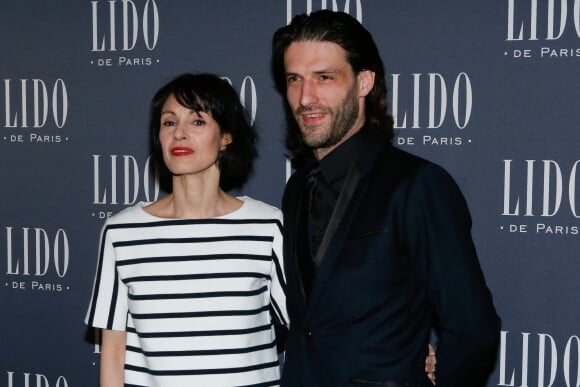 Marie-Claude Pietragalla et son compagnon Julien Derouault - Photocall à l'occasion de la présentation du nouveau spectacle du Lido "Paris Merveilles" à Paris, le 8 avril 2015.