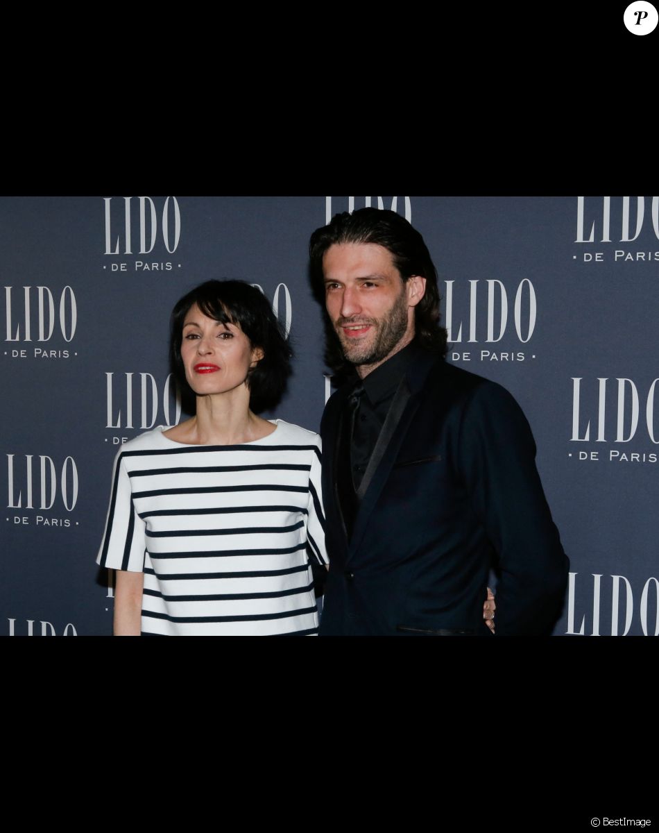 Marie-Claude Pietragalla et son compagnon Julien Derouault - Photocall à l'occasion de la présentation du nouveau spectacle du Lido "Paris Merveilles" à Paris, le 8 avril 2015.