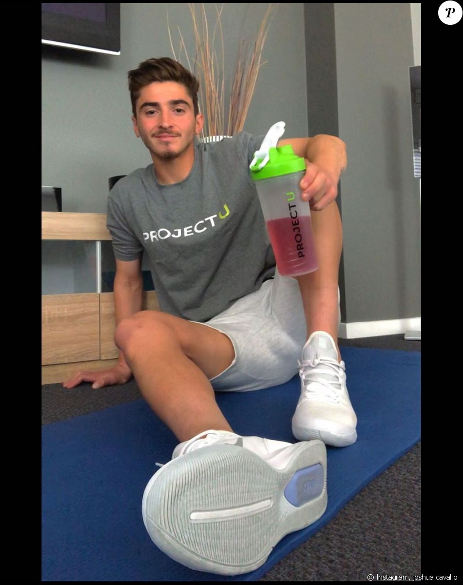 Le footballeur Josh Cavallo pose sur Instagram.