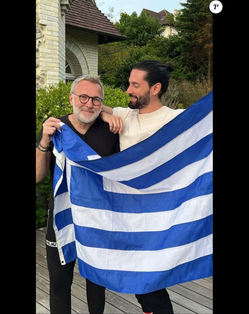 Laurent Ruquier et son compganon Hugo Manos posant ensemble lors d'un week-end en Normandie.