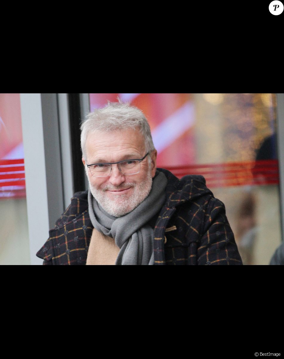 Laurent Ruquier à la sortie de l'émission "Les Grosses Têtes" aux studios RTL à Neuilly-sur-Seine, le 21 novembre 2022. © Jonathan Rebboah/Panoramic/Bestimage