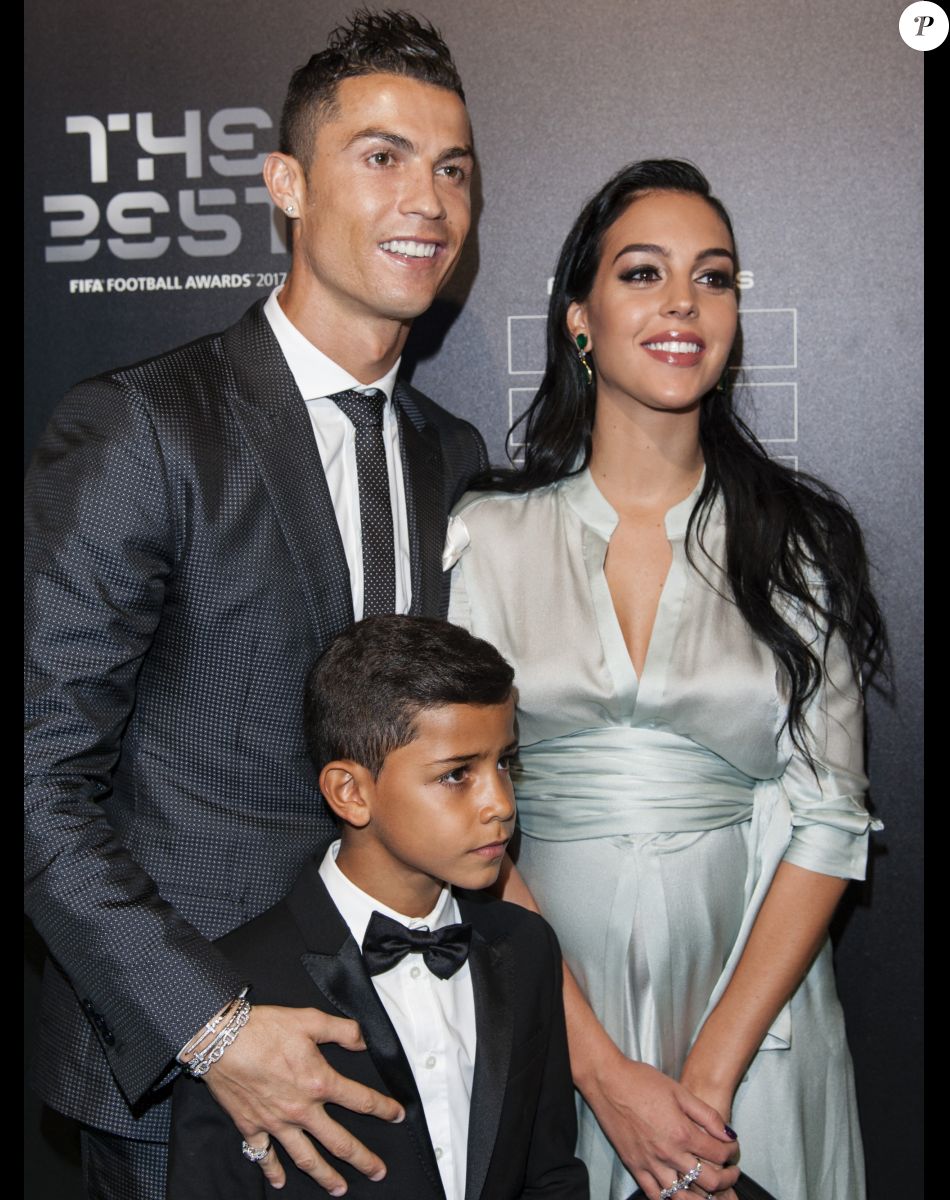 Cristiano Ronaldo (meilleur joueur), son fils Cristiano Jr et sa compagne Georgina Rodriguez enceinte - The Best FIFA Football Awards 2017 au London Palladium à Londres, le 23 octobre 2017. © Pierre Perusseau/Bestimage